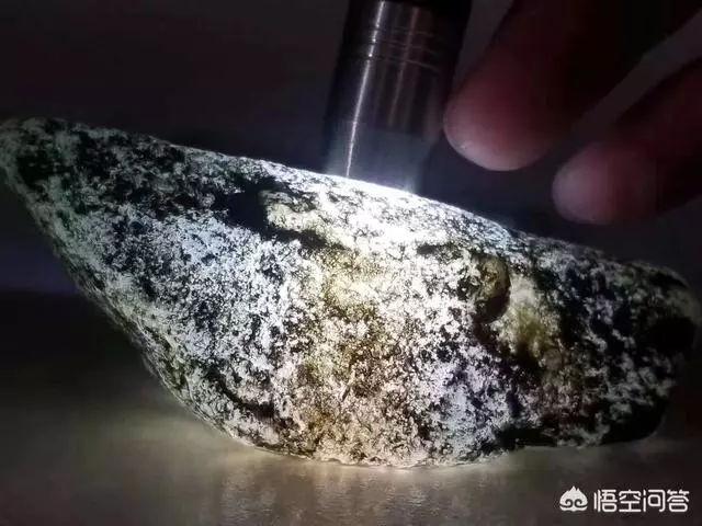 缅甸黑钨砂翡翠原石翡翠原石起红雾-第1张图片-翡翠网 缅甸黑钨砂翡翠原石翡翠原石起红雾-第1张图片-翡翠网