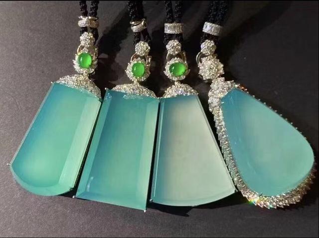 糯冰和冰种哪个好,糯冰天空蓝翡翠原石-第1张图片-翡翠网