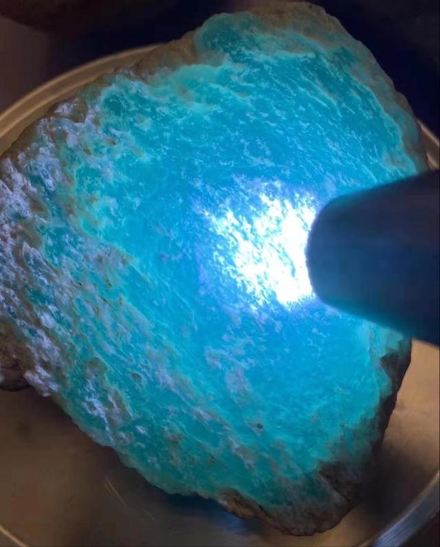 糯冰和冰种哪个好,糯冰天空蓝翡翠原石-第2张图片-翡翠网