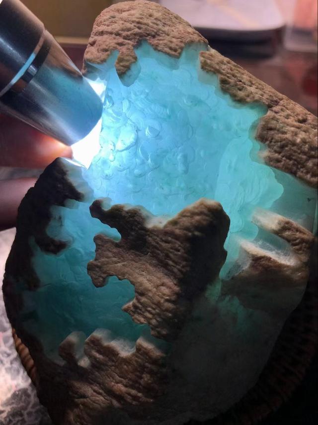 糯冰和冰种哪个好,糯冰天空蓝翡翠原石-第3张图片-翡翠网