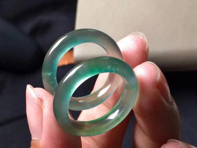 糯冰和冰种哪个好,糯冰天空蓝翡翠原石-第5张图片-翡翠网