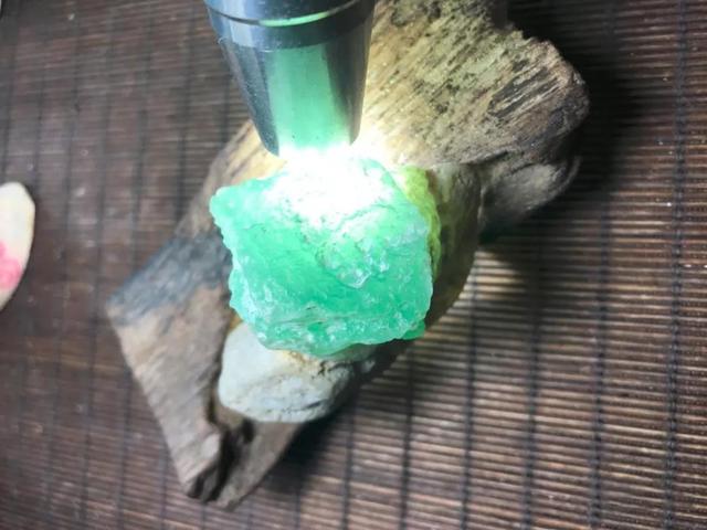 吉林翡翠原石脱沙翡翠脱沙的基本知识-第3张图片-翡翠网 吉林翡翠原石脱沙翡翠脱沙的基本知识-第3张图片-翡翠网