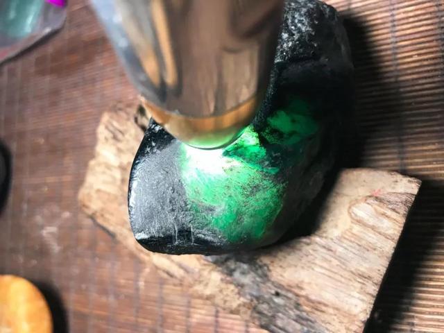 吉林翡翠原石脱沙翡翠脱沙的基本知识-第5张图片-翡翠网 吉林翡翠原石脱沙翡翠脱沙的基本知识-第5张图片-翡翠网