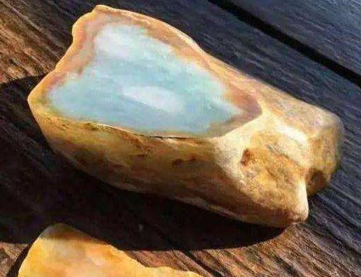 怎样判断哪个石头是翡翠原石翡翠原石哪里买-第7张图片-翡翠网