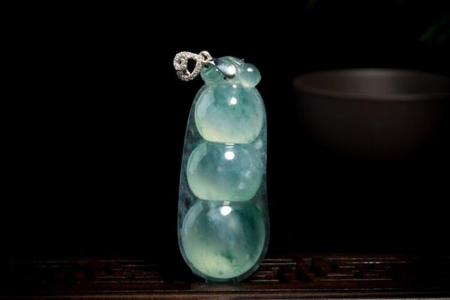 满绿豆种翡翠挂件价格什么是冰种翡翠-第1张图片-翡翠网 满绿豆种翡翠挂件价格什么是冰种翡翠-第1张图片-翡翠网