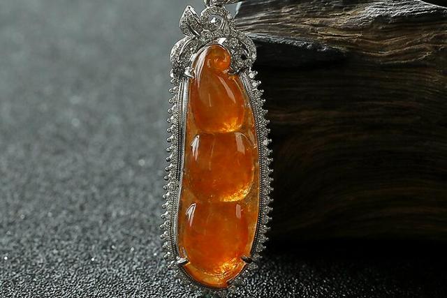 满绿豆种翡翠挂件价格什么是冰种翡翠-第6张图片-翡翠网 满绿豆种翡翠挂件价格什么是冰种翡翠-第6张图片-翡翠网