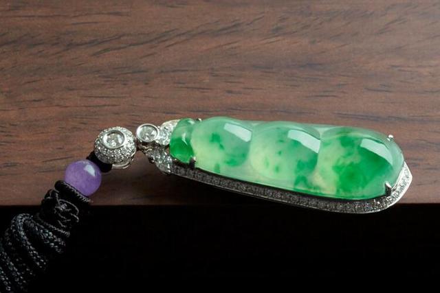 满绿豆种翡翠挂件价格什么是冰种翡翠-第8张图片-翡翠网 满绿豆种翡翠挂件价格什么是冰种翡翠-第8张图片-翡翠网