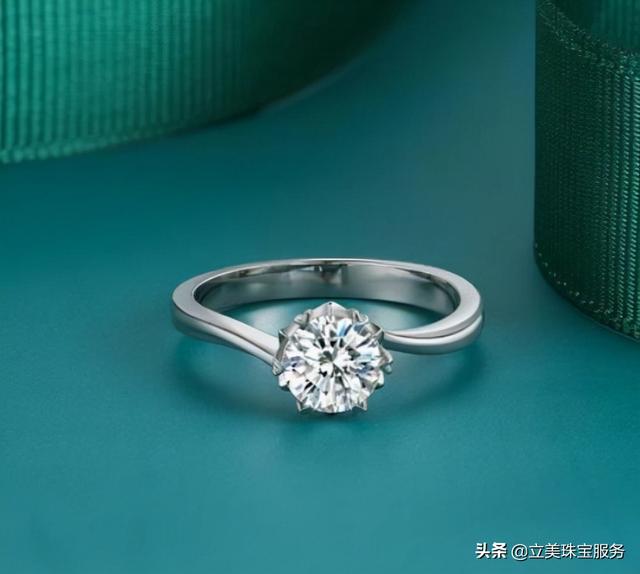 三百多元的莫桑钻戒是真的吗,莫桑钻300和400的区别-第1张图片-翡翠网 三百多元的莫桑钻戒是真的吗,莫桑钻300和400的区别-第1张图片-翡翠网