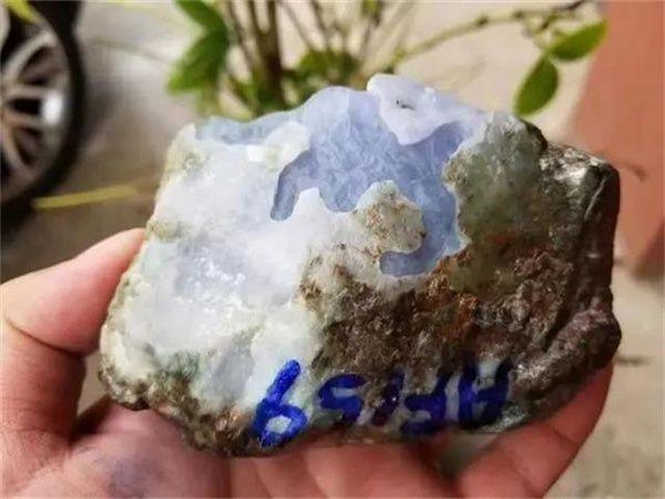 浅绿飘花翡翠原石图片,500元糯冰种翡翠图片-第1张图片-翡翠网 浅绿飘花翡翠原石图片,500元糯冰种翡翠图片-第1张图片-翡翠网