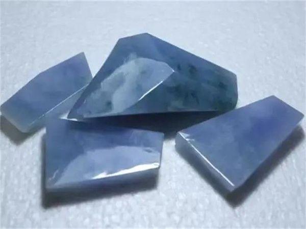 浅绿飘花翡翠原石图片,500元糯冰种翡翠图片-第4张图片-翡翠网 浅绿飘花翡翠原石图片,500元糯冰种翡翠图片-第4张图片-翡翠网