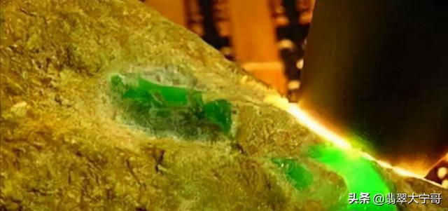 黑皮翡翠原石打灯无表现莫西沙场口原石打灯-第4张图片-翡翠网 黑皮翡翠原石打灯无表现莫西沙场口原石打灯-第4张图片-翡翠网