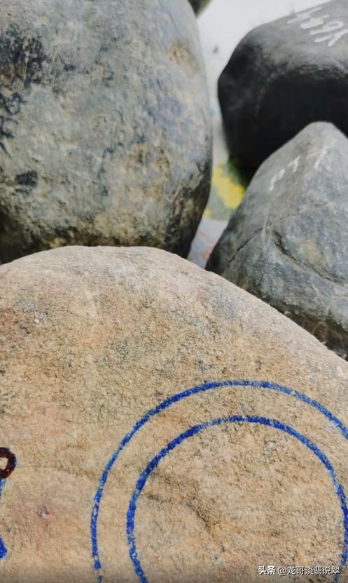 高档油青翡翠原石,乌翡翠原石-第2张图片-翡翠网 高档油青翡翠原石,乌翡翠原石-第2张图片-翡翠网