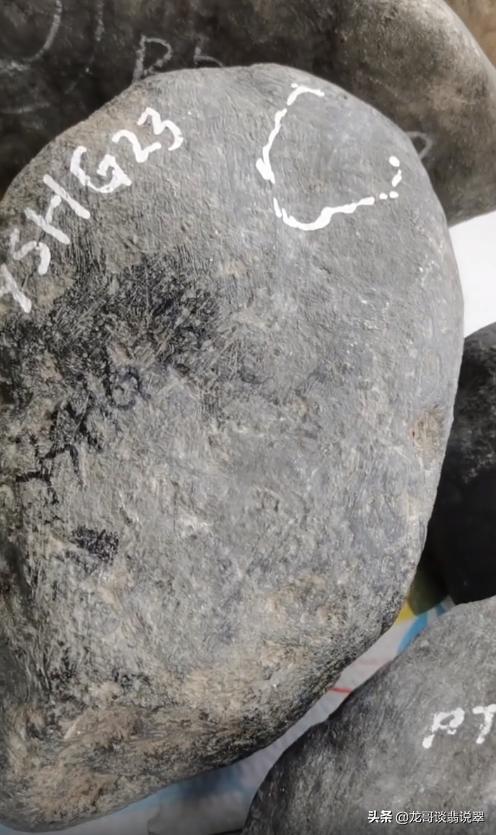 高档油青翡翠原石,乌翡翠原石-第3张图片-翡翠网 高档油青翡翠原石,乌翡翠原石-第3张图片-翡翠网