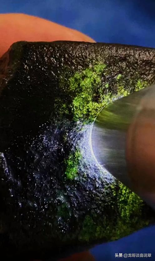 高档油青翡翠原石,乌翡翠原石-第4张图片-翡翠网 高档油青翡翠原石,乌翡翠原石-第4张图片-翡翠网