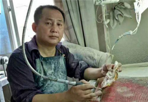 13万赌石开出2亿,日盛翡翠原石-第2张图片-翡翠网 13万赌石开出2亿,日盛翡翠原石-第2张图片-翡翠网