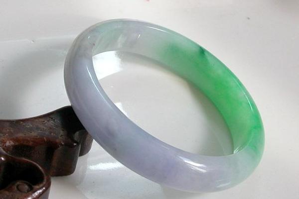 冰种白色翡翠手镯价格白色冰种手镯大概值多少-第1张图片-翡翠网 冰种白色翡翠手镯价格白色冰种手镯大概值多少-第1张图片-翡翠网