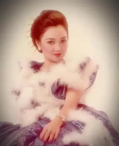 翡翠手镯白色的价格表翡翠手镯戴在哪只手好-第2张图片-翡翠网 翡翠手镯白色的价格表翡翠手镯戴在哪只手好-第2张图片-翡翠网