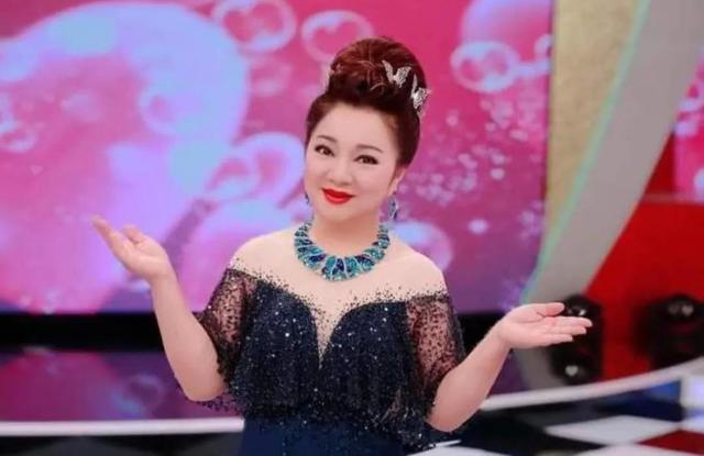 翡翠手镯白色的价格表翡翠手镯戴在哪只手好-第5张图片-翡翠网 翡翠手镯白色的价格表翡翠手镯戴在哪只手好-第5张图片-翡翠网