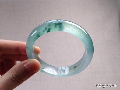 冰种和阳绿哪个比较好飘蓝花翡翠价格-第4张图片-翡翠网 冰种和阳绿哪个比较好飘蓝花翡翠价格-第4张图片-翡翠网