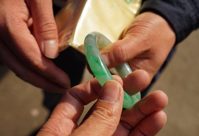 腾冲翡翠价格怎么还价,如何判断翡翠的价格-第8张图片-翡翠网 腾冲翡翠价格怎么还价,如何判断翡翠的价格-第8张图片-翡翠网