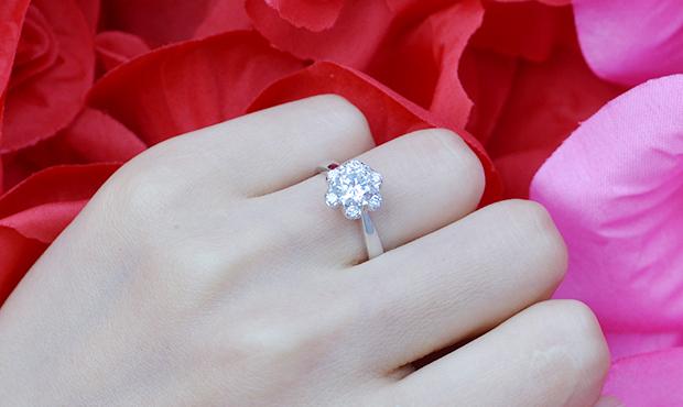 婚戒多大钻戒合适,婚戒一般选多大的钻戒-第1张图片-翡翠网 婚戒多大钻戒合适,婚戒一般选多大的钻戒-第1张图片-翡翠网