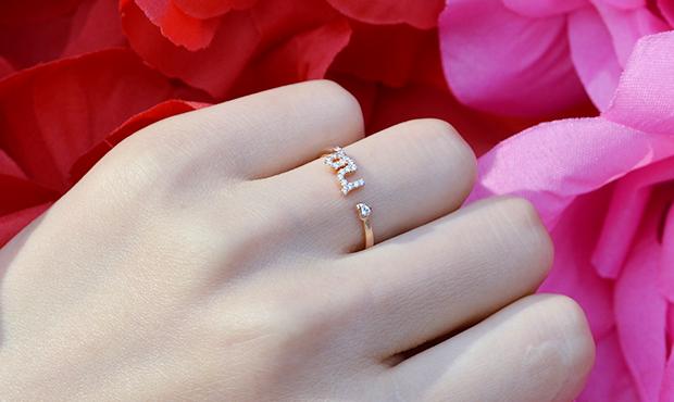 婚戒多大钻戒合适,婚戒一般选多大的钻戒-第5张图片-翡翠网 婚戒多大钻戒合适,婚戒一般选多大的钻戒-第5张图片-翡翠网