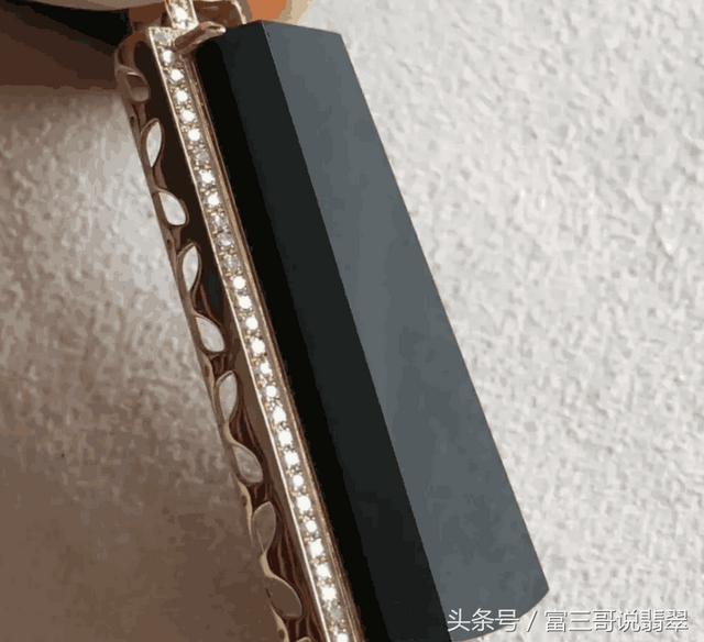 翡翠资深知识之墨翠,墨翠龙牌挂件寓意-第8张图片-翡翠网 翡翠资深知识之墨翠,墨翠龙牌挂件寓意-第8张图片-翡翠网