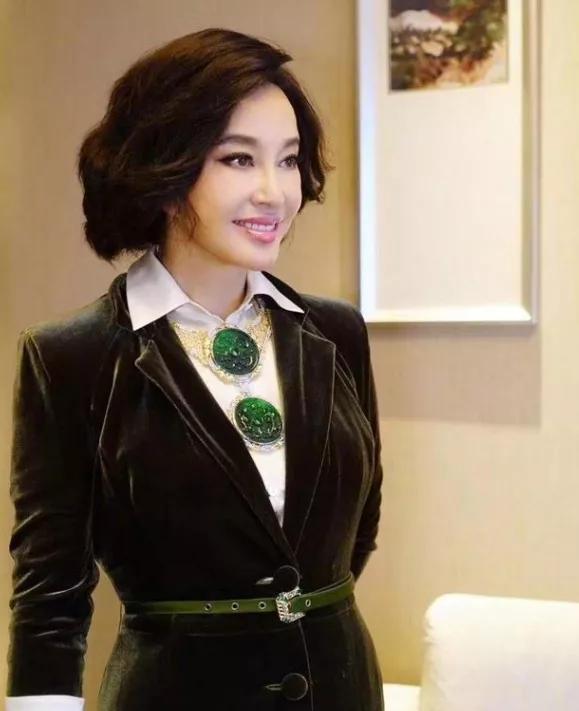 刘晓庆有多少翡翠,刘晓庆翡翠知识科普-第3张图片-翡翠网 刘晓庆有多少翡翠,刘晓庆翡翠知识科普-第3张图片-翡翠网