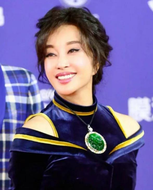 刘晓庆有多少翡翠,刘晓庆翡翠知识科普-第4张图片-翡翠网 刘晓庆有多少翡翠,刘晓庆翡翠知识科普-第4张图片-翡翠网