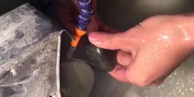 切翡翠原石切出冰种,冰种翡翠分哪几种-第5张图片-翡翠网 切翡翠原石切出冰种,冰种翡翠分哪几种-第5张图片-翡翠网