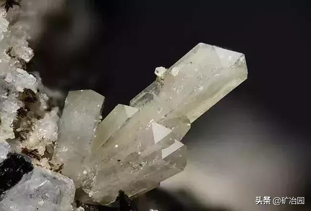 为什么锆石比钻石重,锆石和钻石有什么不同-第2张图片-翡翠网 为什么锆石比钻石重,锆石和钻石有什么不同-第2张图片-翡翠网