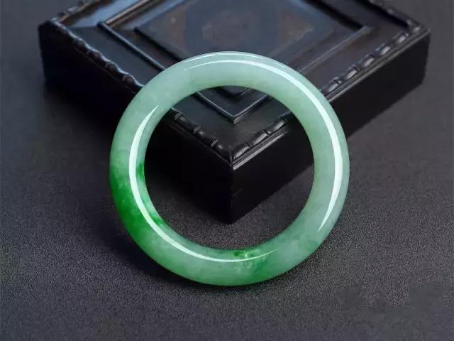翡翠糯种玉镯知识,翡翠冰种糯种-第11张图片-翡翠网 翡翠糯种玉镯知识,翡翠冰种糯种-第11张图片-翡翠网