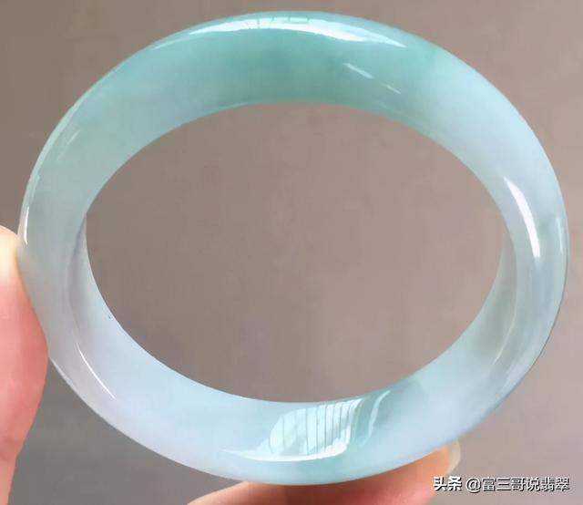 高糯化的翡翠手镯糯种翡翠手镯能带透吗-第2张图片-翡翠网 高糯化的翡翠手镯糯种翡翠手镯能带透吗-第2张图片-翡翠网