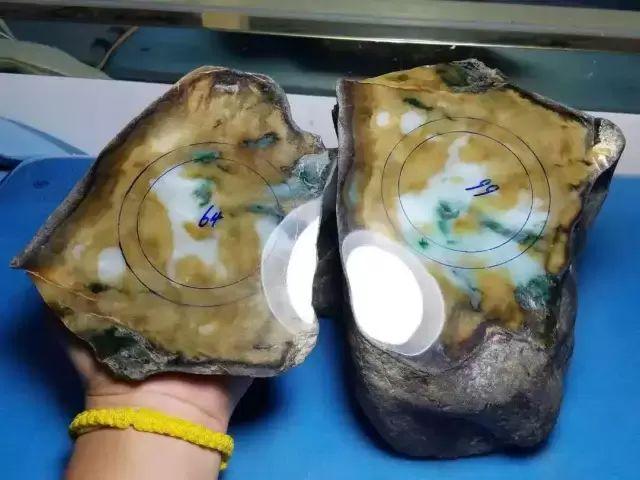 莫西沙黑皮翡翠原石切开莫西沙黑皮壳-第2张图片-翡翠网 莫西沙黑皮翡翠原石切开莫西沙黑皮壳-第2张图片-翡翠网