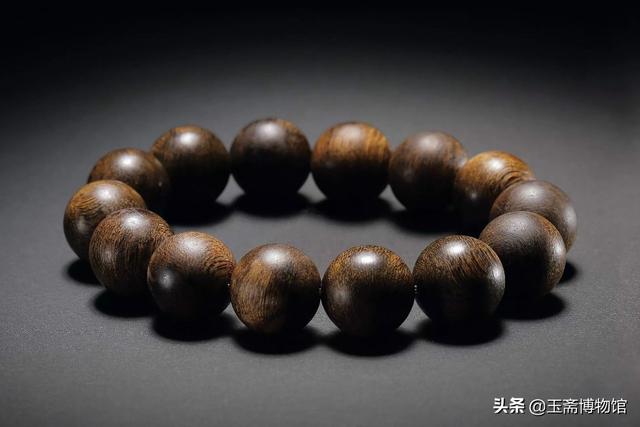 翡翠手珠是大颗好还是小颗好翡翠手珠的价格-第31张图片-翡翠网 翡翠手珠是大颗好还是小颗好翡翠手珠的价格-第31张图片-翡翠网