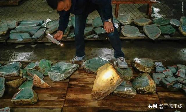 瑞丽翡翠原石批发市场瑞丽哪里有翡翠原石卖-第4张图片-翡翠网 瑞丽翡翠原石批发市场瑞丽哪里有翡翠原石卖-第4张图片-翡翠网