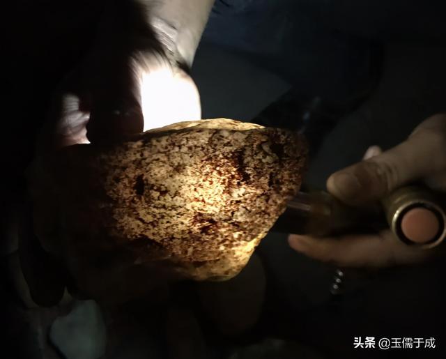 瑞丽翡翠原石批发市场瑞丽哪里有翡翠原石卖-第18张图片-翡翠网 瑞丽翡翠原石批发市场瑞丽哪里有翡翠原石卖-第18张图片-翡翠网