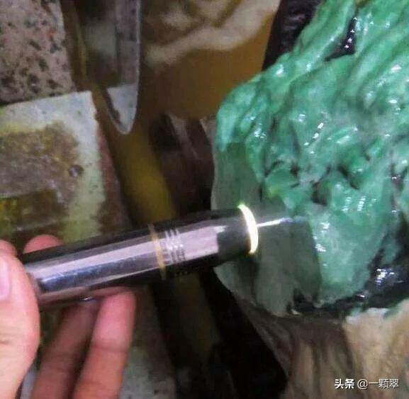 翡翠原石的造假翡翠原石作假图解-第6张图片-翡翠网 翡翠原石的造假翡翠原石作假图解-第6张图片-翡翠网