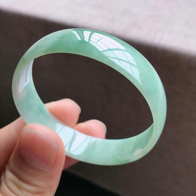 翡翠手镯多少钱翡翠手镯怎样找到-第8张图片-翡翠网 翡翠手镯多少钱翡翠手镯怎样找到-第8张图片-翡翠网