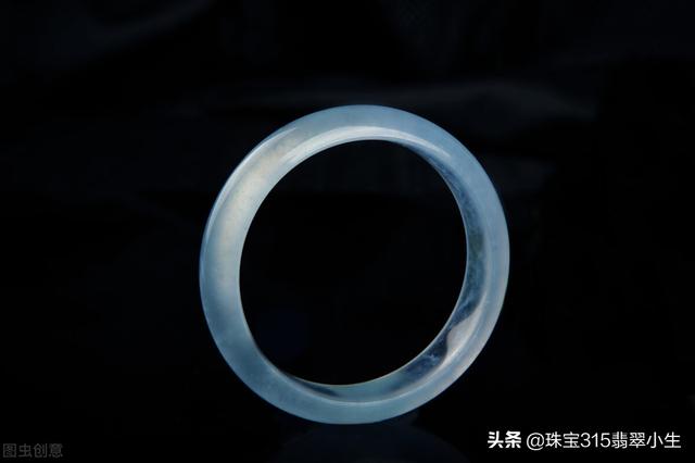 翡翠手镯打灯真假鉴定玉手镯怎么鉴定-第1张图片-翡翠网 翡翠手镯打灯真假鉴定玉手镯怎么鉴定-第1张图片-翡翠网