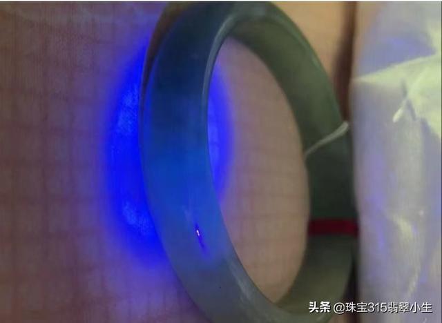 翡翠手镯打灯真假鉴定玉手镯怎么鉴定-第2张图片-翡翠网 翡翠手镯打灯真假鉴定玉手镯怎么鉴定-第2张图片-翡翠网