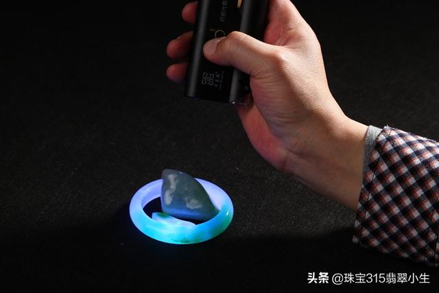 翡翠手镯打灯真假鉴定玉手镯怎么鉴定-第4张图片-翡翠网 翡翠手镯打灯真假鉴定玉手镯怎么鉴定-第4张图片-翡翠网