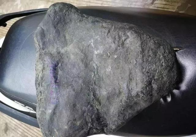 莫莫亮冰晴原石,莫莫亮翡翠手镯-第1张图片-翡翠网 莫莫亮冰晴原石,莫莫亮翡翠手镯-第1张图片-翡翠网