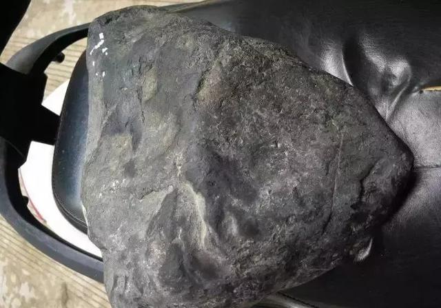 莫莫亮冰晴原石,莫莫亮翡翠手镯-第2张图片-翡翠网 莫莫亮冰晴原石,莫莫亮翡翠手镯-第2张图片-翡翠网