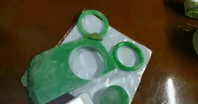 莫莫亮冰晴原石,莫莫亮翡翠手镯-第5张图片-翡翠网 莫莫亮冰晴原石,莫莫亮翡翠手镯-第5张图片-翡翠网