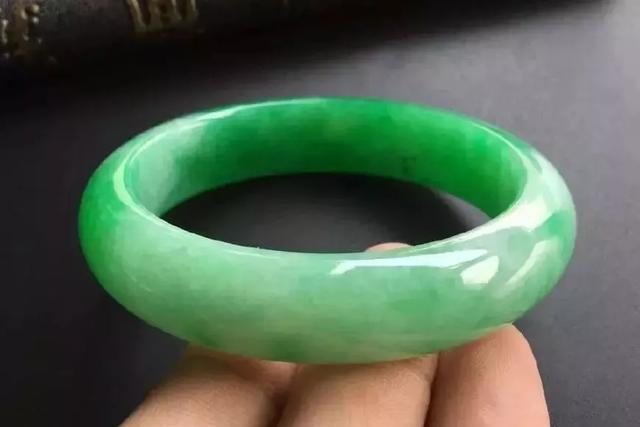 莫莫亮冰晴原石,莫莫亮翡翠手镯-第8张图片-翡翠网 莫莫亮冰晴原石,莫莫亮翡翠手镯-第8张图片-翡翠网