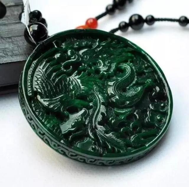 铁龙生翡翠原石价格,铁龙生原石的特点-第2张图片-翡翠网 铁龙生翡翠原石价格,铁龙生原石的特点-第2张图片-翡翠网