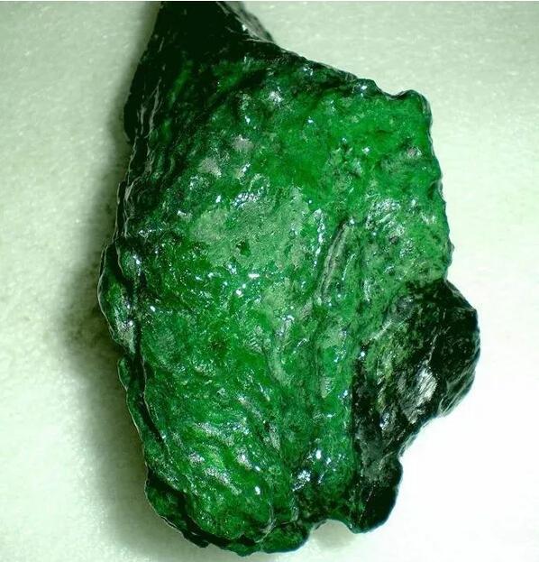 铁龙生翡翠原石价格,铁龙生原石的特点-第4张图片-翡翠网 铁龙生翡翠原石价格,铁龙生原石的特点-第4张图片-翡翠网