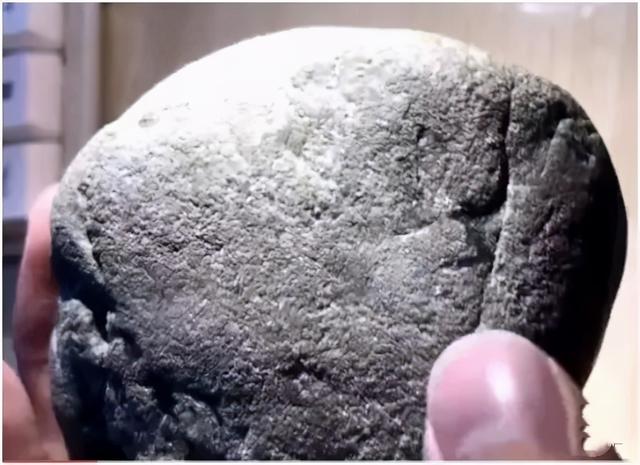 第一刀翡翠原石视频帝王绿原石图片-第2张图片-翡翠网 第一刀翡翠原石视频帝王绿原石图片-第2张图片-翡翠网