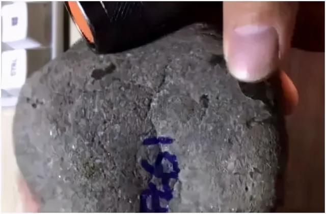 第一刀翡翠原石视频帝王绿原石图片-第3张图片-翡翠网 第一刀翡翠原石视频帝王绿原石图片-第3张图片-翡翠网